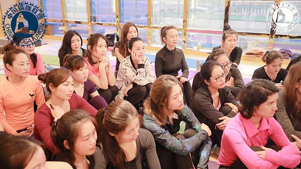 瑜伽初学者简单动作指南：如何安全有效地开始练习瑜伽